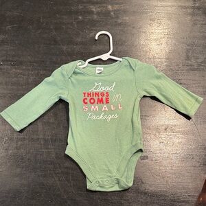 4/$15 Old Navy Christmas Green Baby Onesie “Good Things Come In Small Packages”